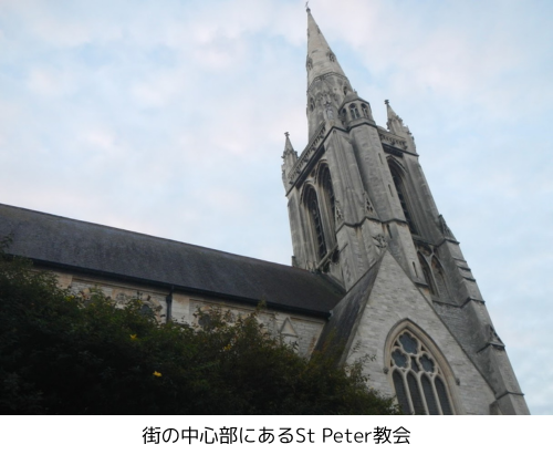 街の中心部にあるSt Peter教会